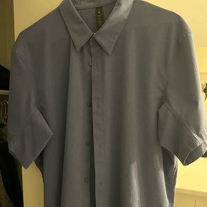 Button up short sleeve shirt, only worn once, in great shape